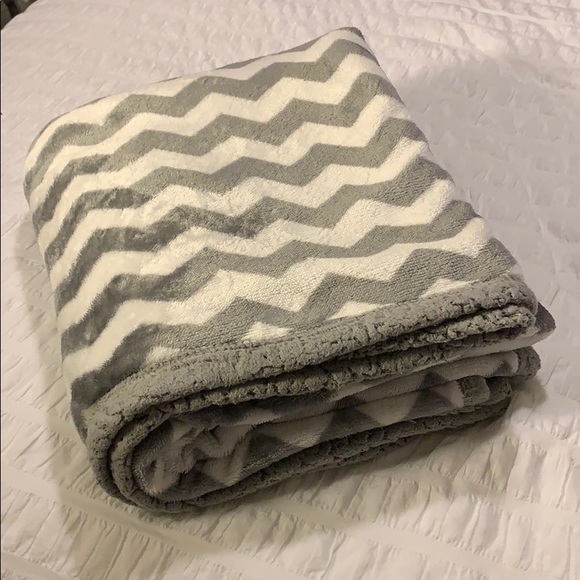 Grey & White Chevron Plush Throw - Picture 2 of 6